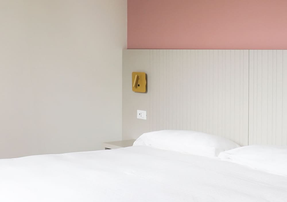 Double Room, 1 Large Twin Bed (French Bed) photo 2