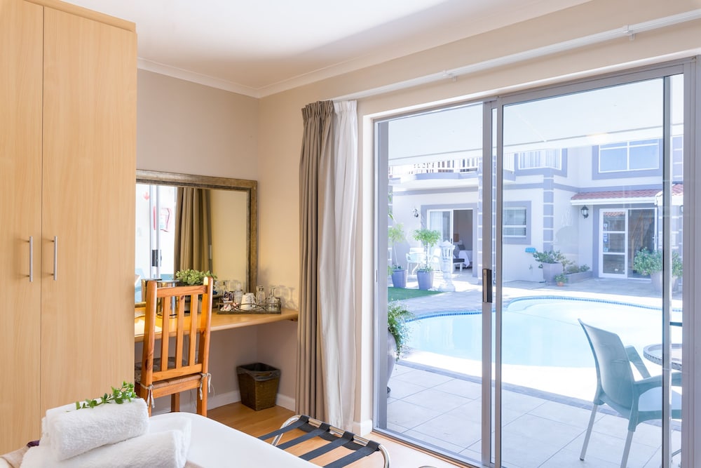 Superior Room, 1 Bedroom (Pool Facing Queen) photo 3