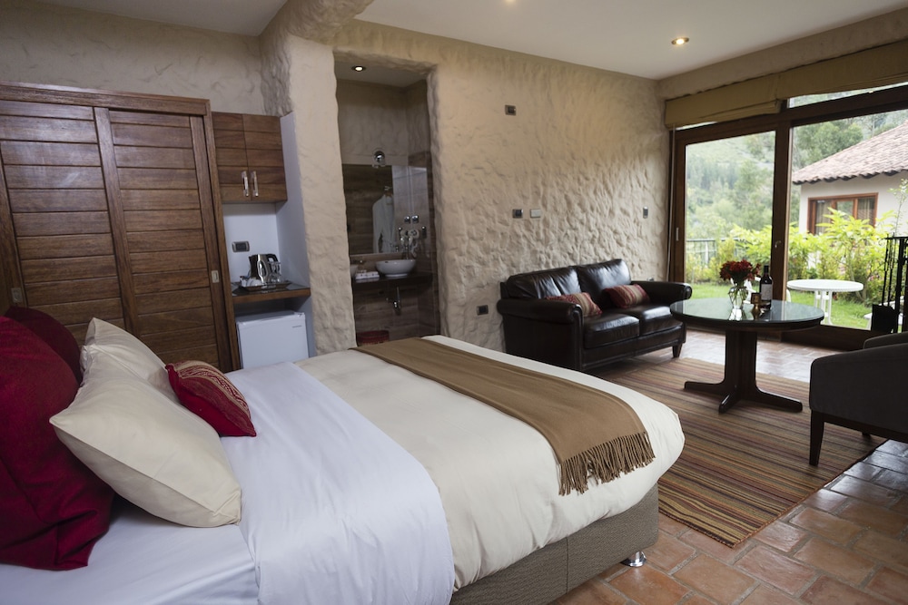 Deluxe Studio Suite, 1 Queen Bed, Non Smoking, Bathtub photo 2