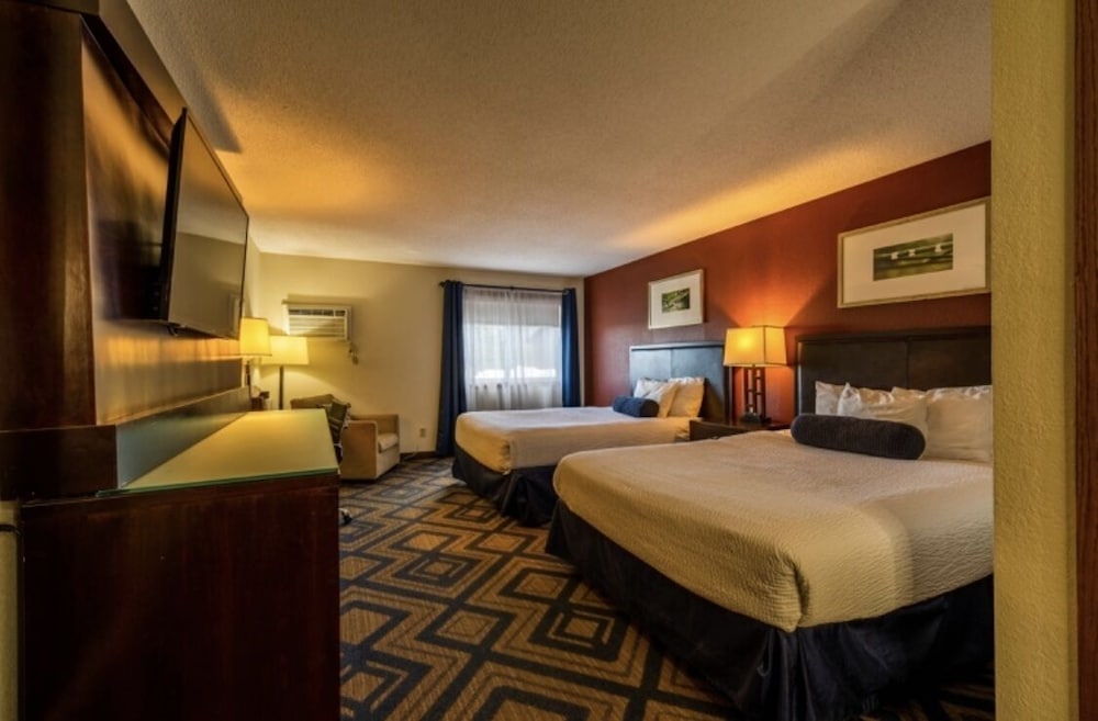 Standard Room Four Queen Beds - Photo 1