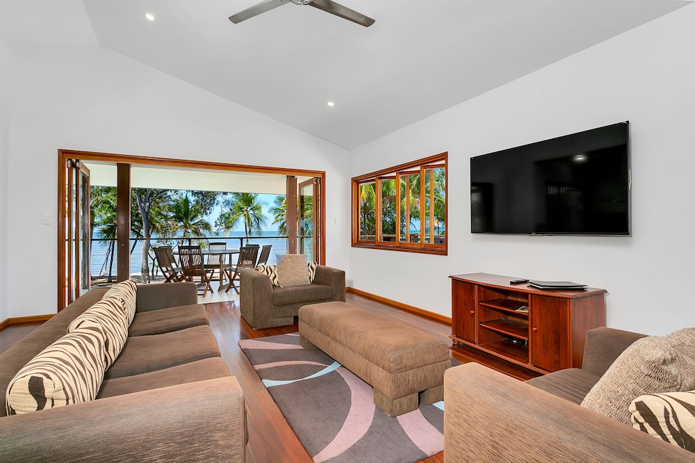 5 Bedroom Beachfront House photo 1