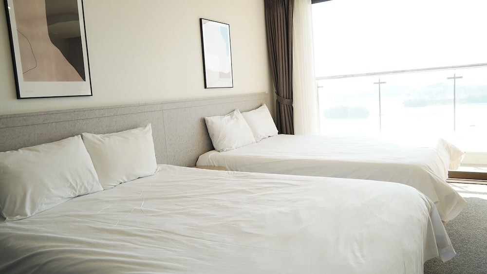 Premium Twin Room, Non Smoking, Ocean View photo 2
