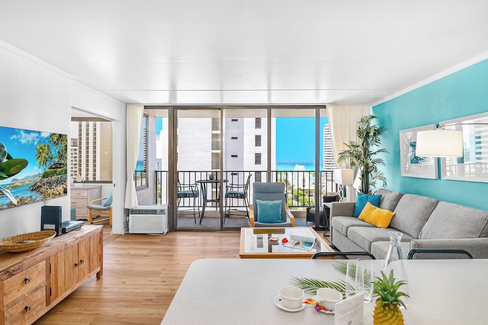 Premium Remodeled Condo with Ocean View and Parking: Premium Apartment, 1 King Bed with Sofa bed, Kitchen, Ocean View (0168) photo