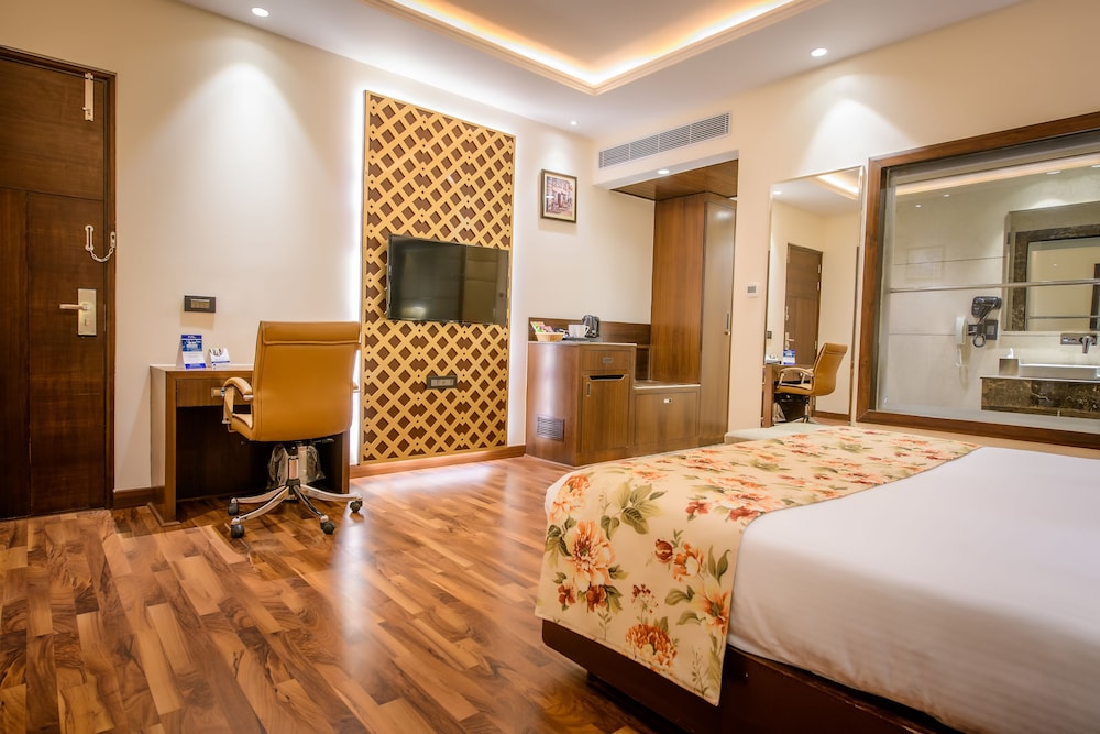Executive Suite, 1 King Bed, Non Smoking - Photo 3