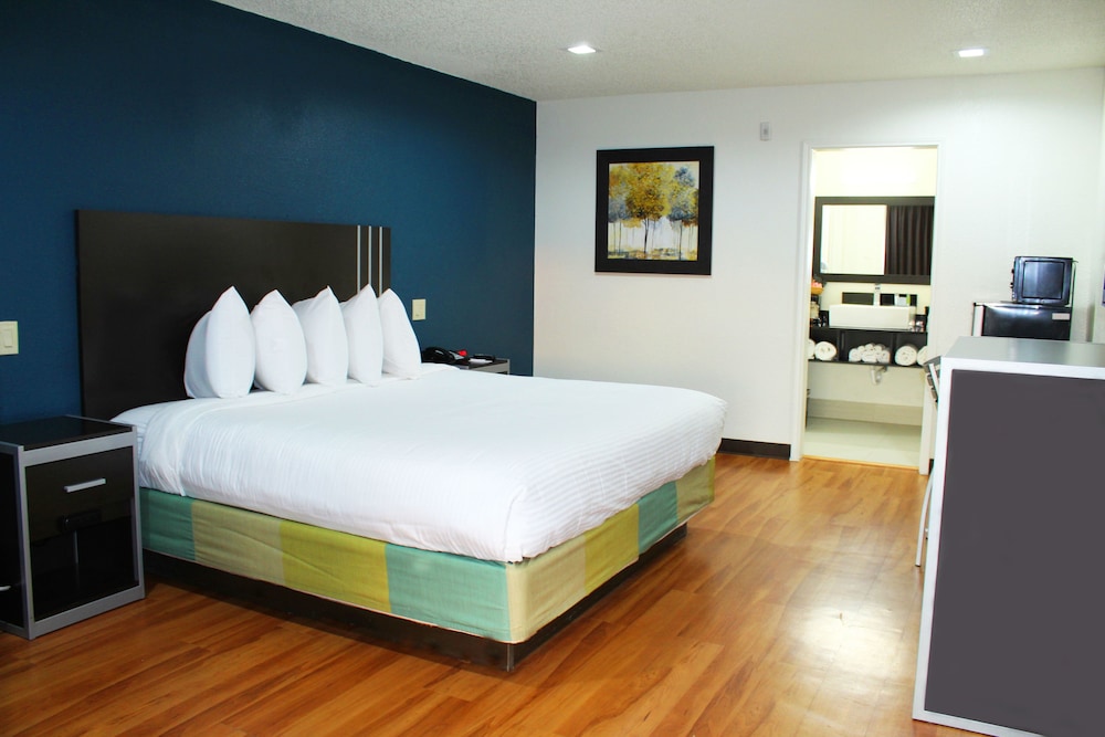 Standard Room, 1 King Bed, Non Smoking - Photo 1