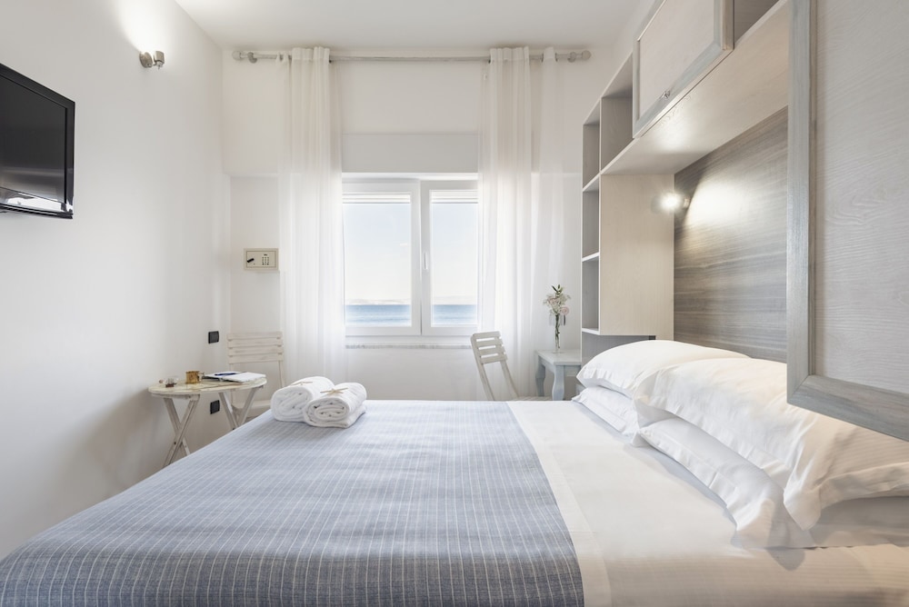 Classic Double or Twin Room, Sea View photo 2