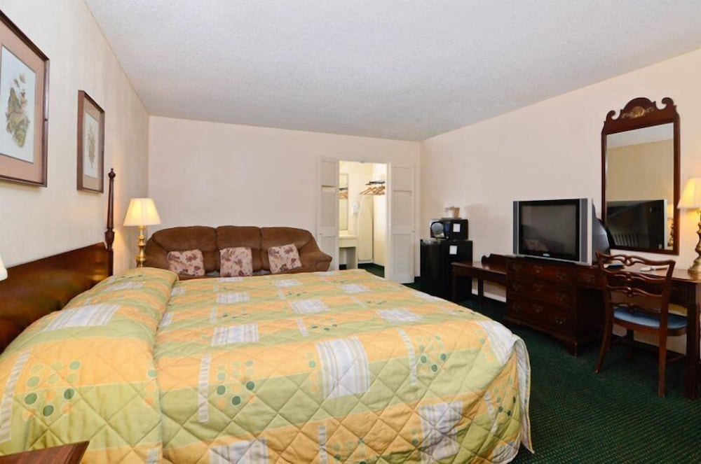 Deluxe Room, 1 King Bed, Non Smoking photo 3