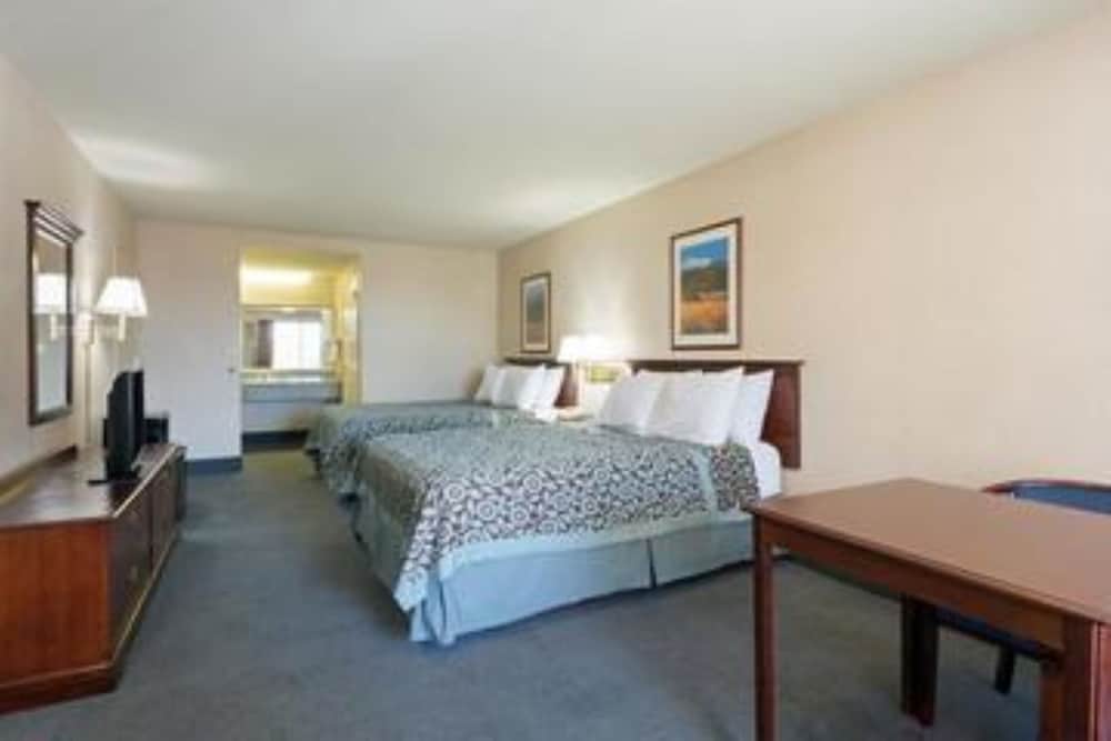 Standard Room, 2 Queen Beds - Photo 1