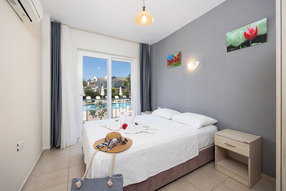 Family Room, 2 Bedrooms, Pool View photo 3
