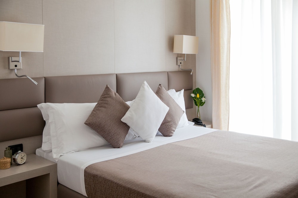 Superior Double or Twin Room, Balcony, Partial Sea View - Photo 5