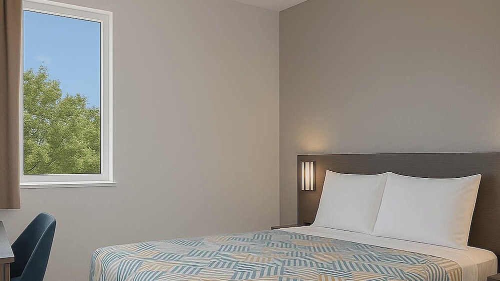 Premium Double Room, 1 Queen Bed, Non Smoking, Refrigerator photo 3