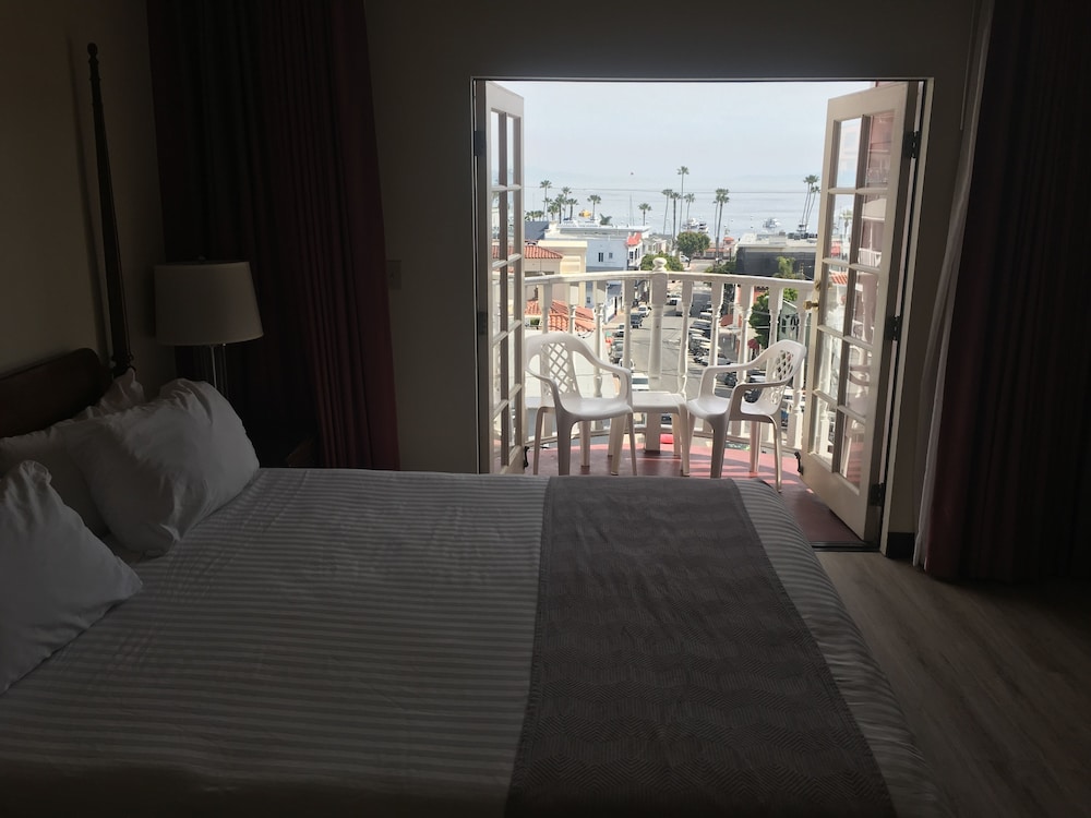 Standard Room, 1 King Bed, Balcony, Ocean View (8JM) photo 2