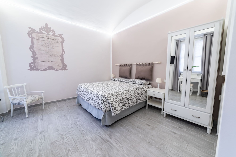 Deluxe Double or Twin Room, Courtyard View (La stanza dell'editto)