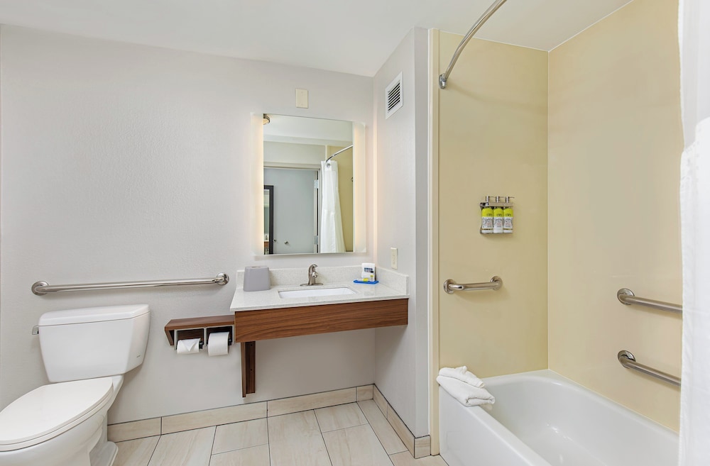 Suite, 2 Queen Beds, Accessible (Accessible Tub) - Photo 4