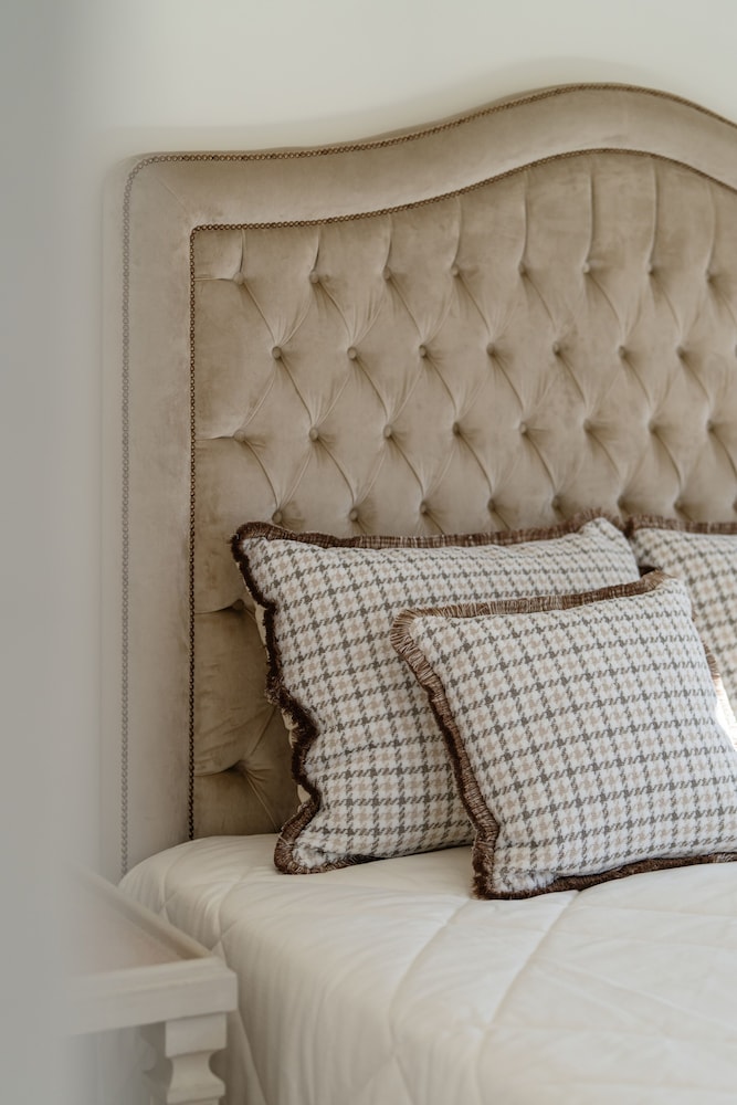 Superior, 1 letto king, finestra con vista collina