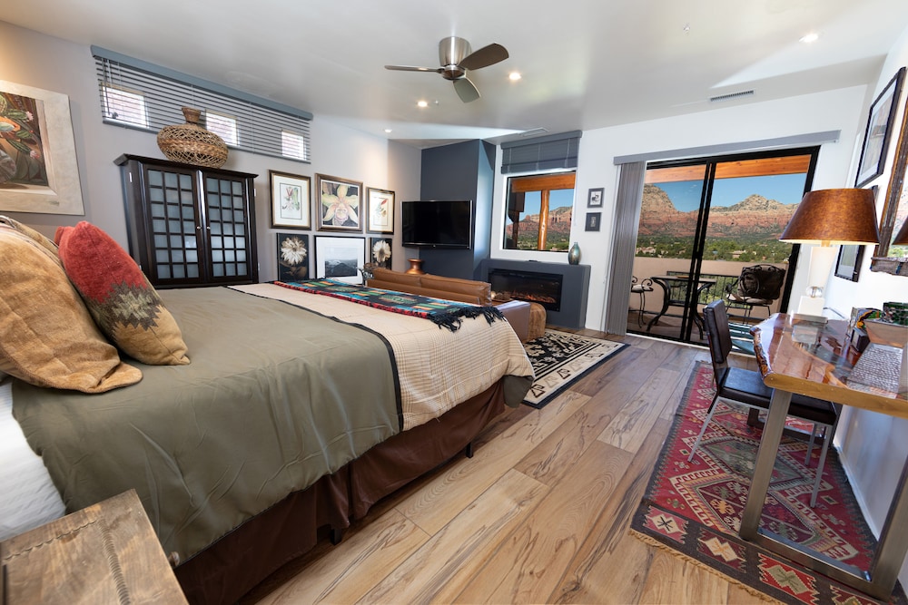 Superior Room, 1 King Bed, Balcony, Mountain View