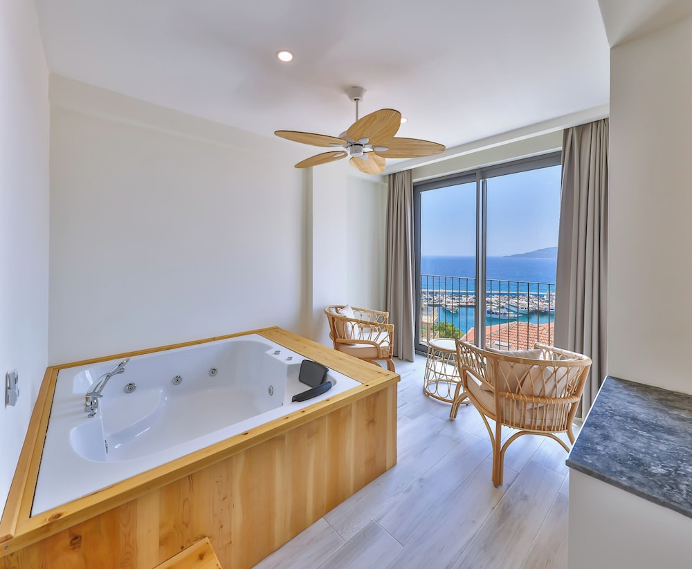 Deluxe Room with Sea View and Jacuzzi - Photo 7