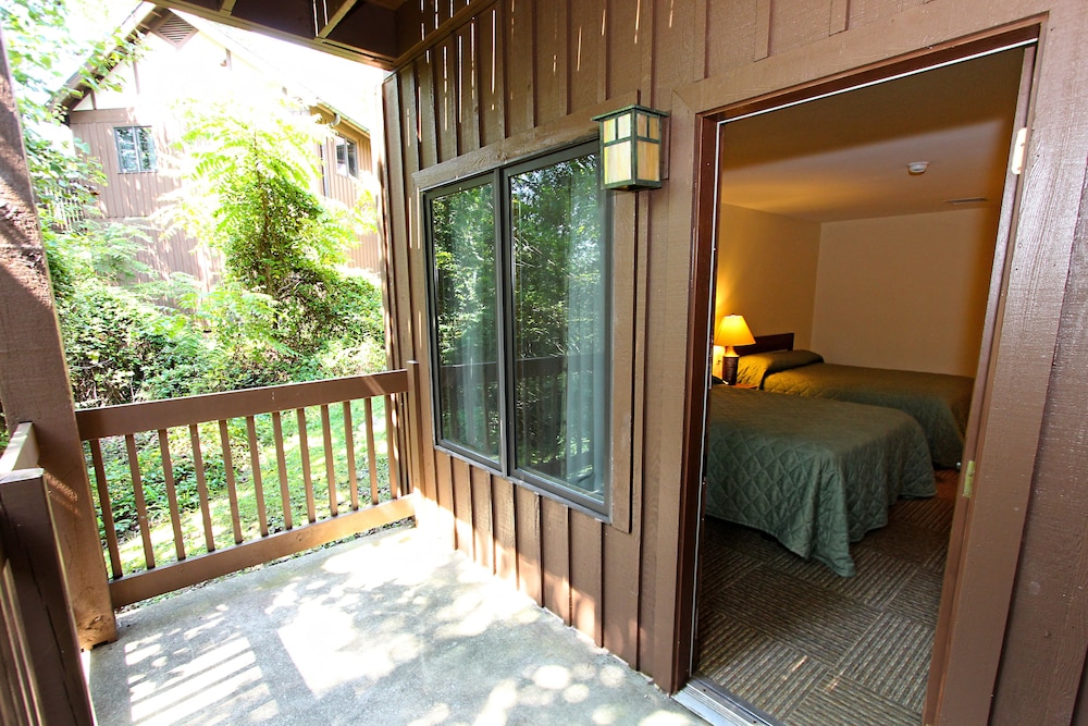 Deluxe Cabin, 2 Bedrooms (4 Queen Beds, Two-Story) photo 2