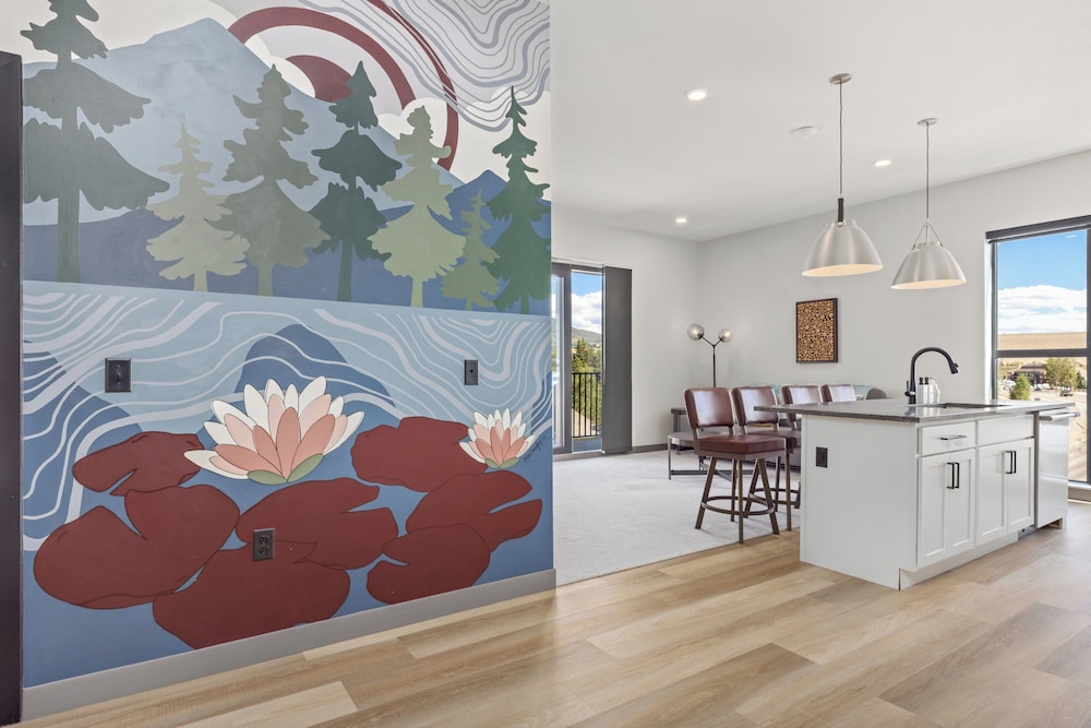 Suite, 2 Bedrooms, Mobility Accessible (Communications) - Photo 5