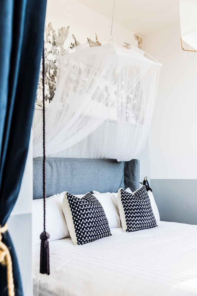 Deluxe Suite, 1 King Bed, Sea View
