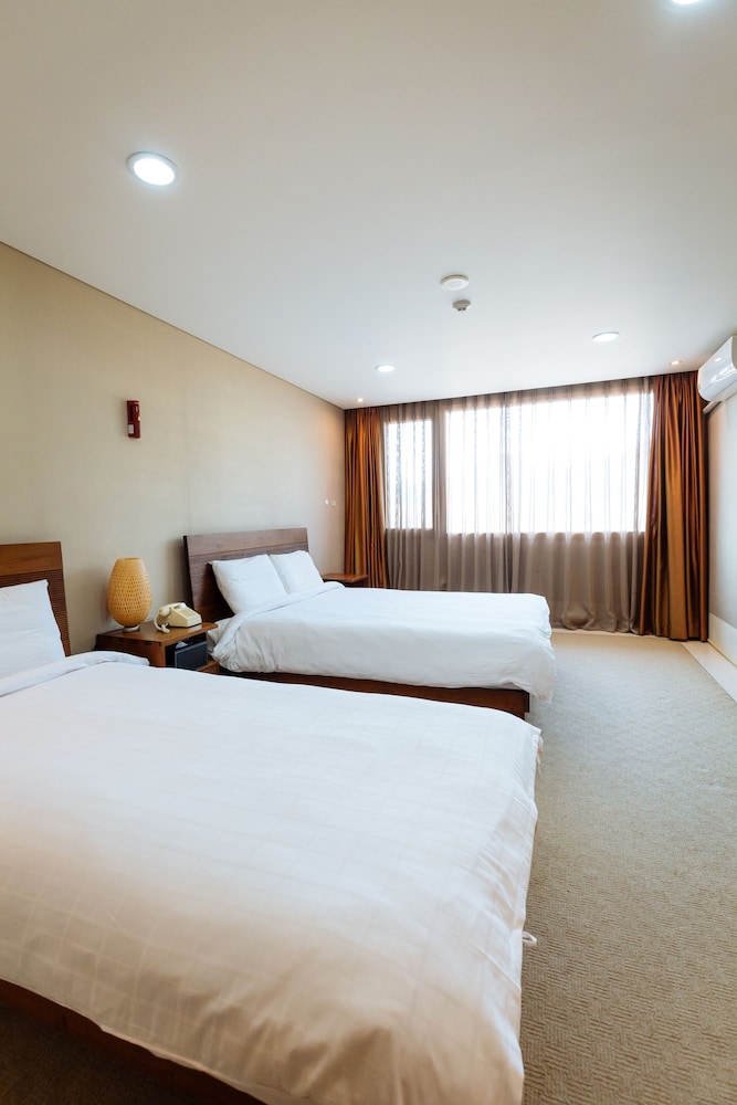 Standard Twin Room - Photo 2