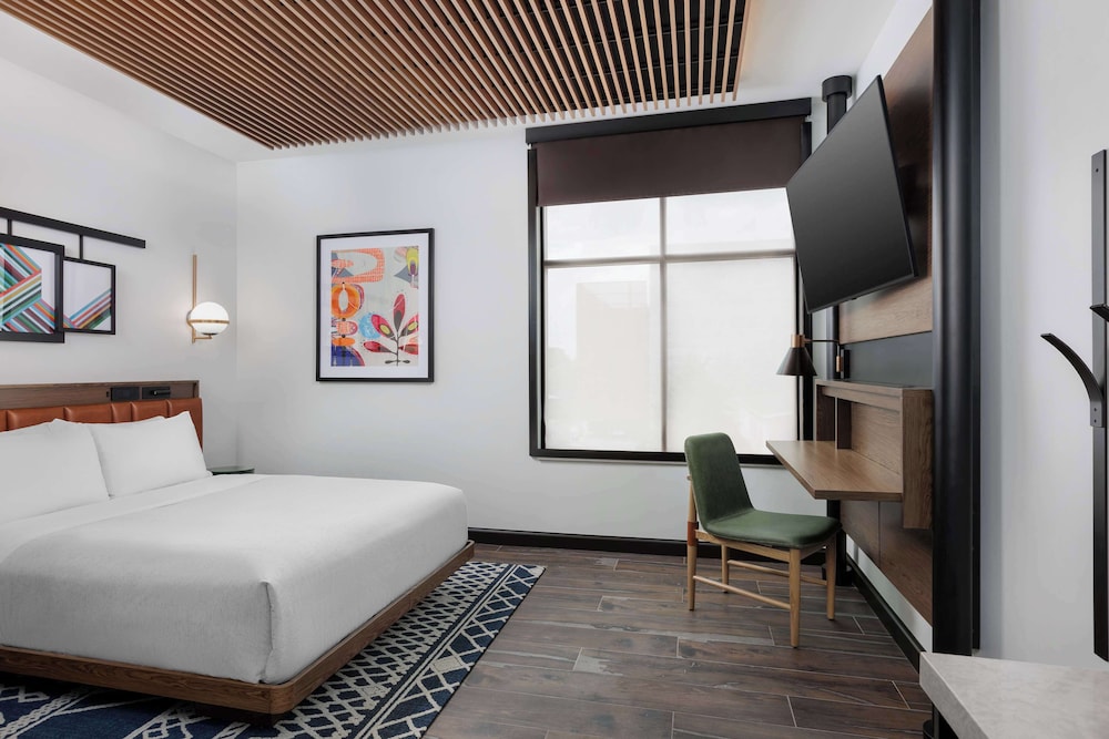 Room, 1 Queen Bed (Mobility, Hearing, Roll-in Shower) - Photo 1