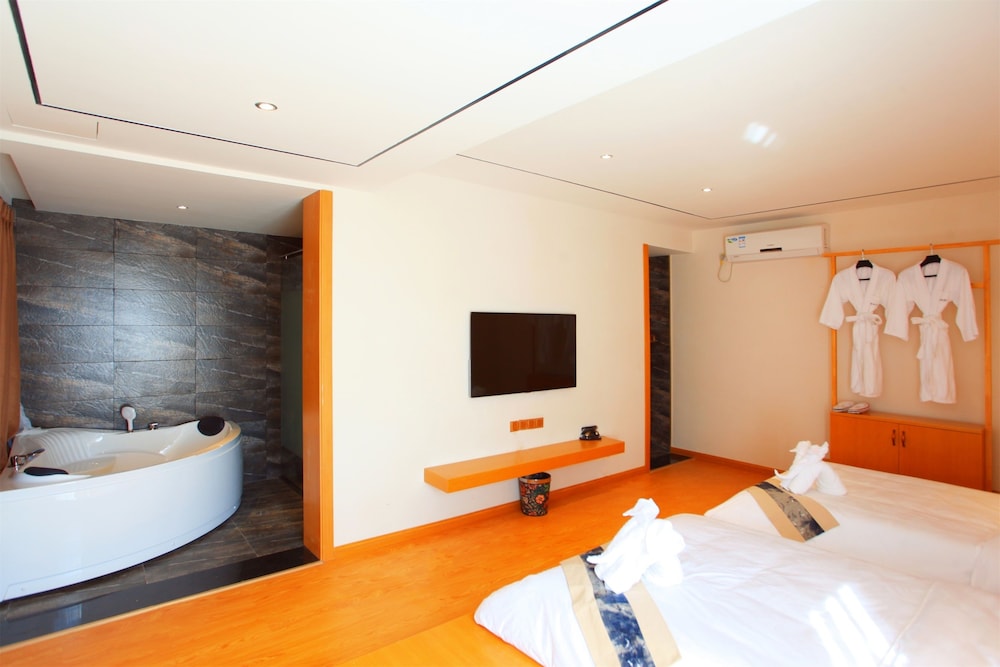 Comfort Twin Room, Hot Tub photo 1