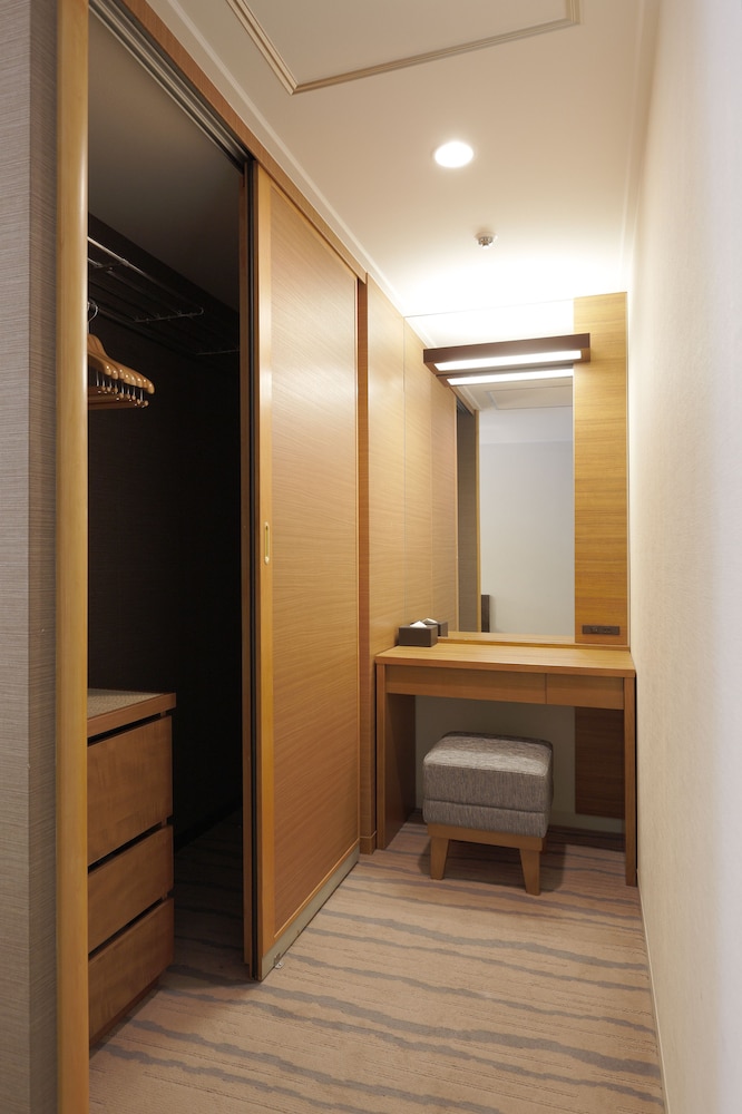 Superior Twin Room, Non Smoking - Photo 9