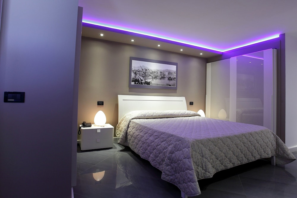 Suite - Photo 1