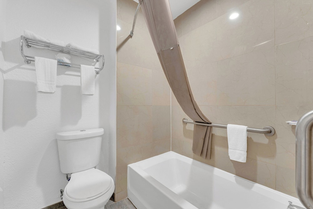 Standard Room, 2 Queen Beds, Non Smoking, Refrigerator & Microwave - Photo 16