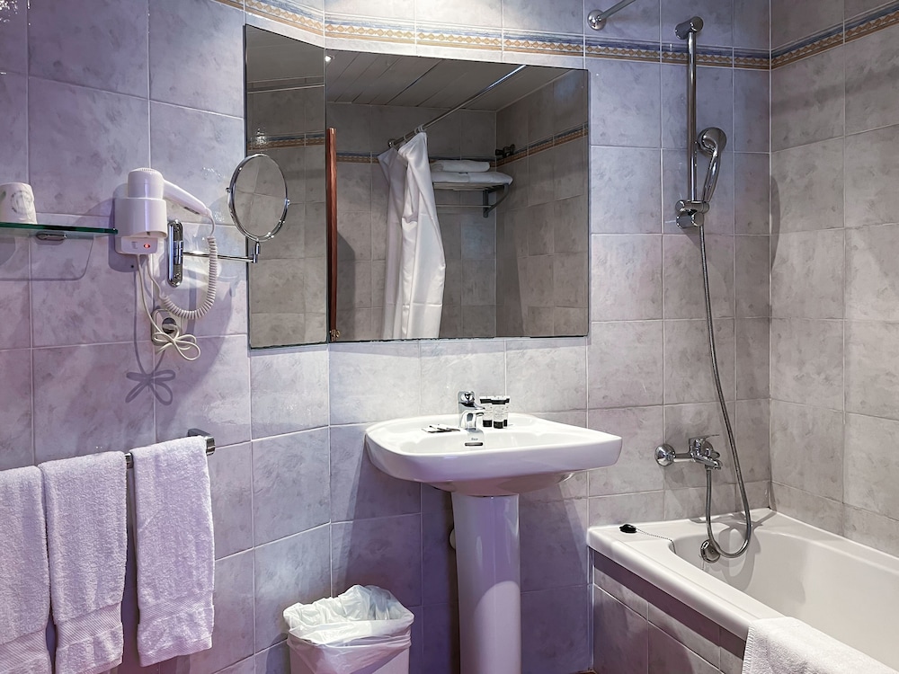 Standard Triple Room, Balcony - Photo 3