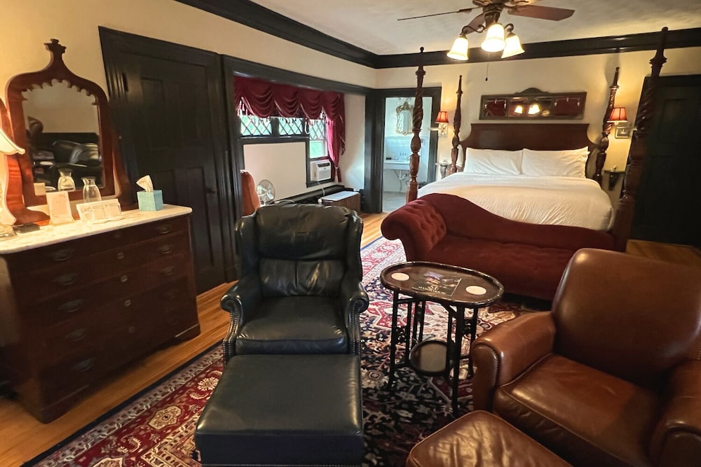 Luxury Suite, 1 King Bed, Balcony, Garden View photo 1