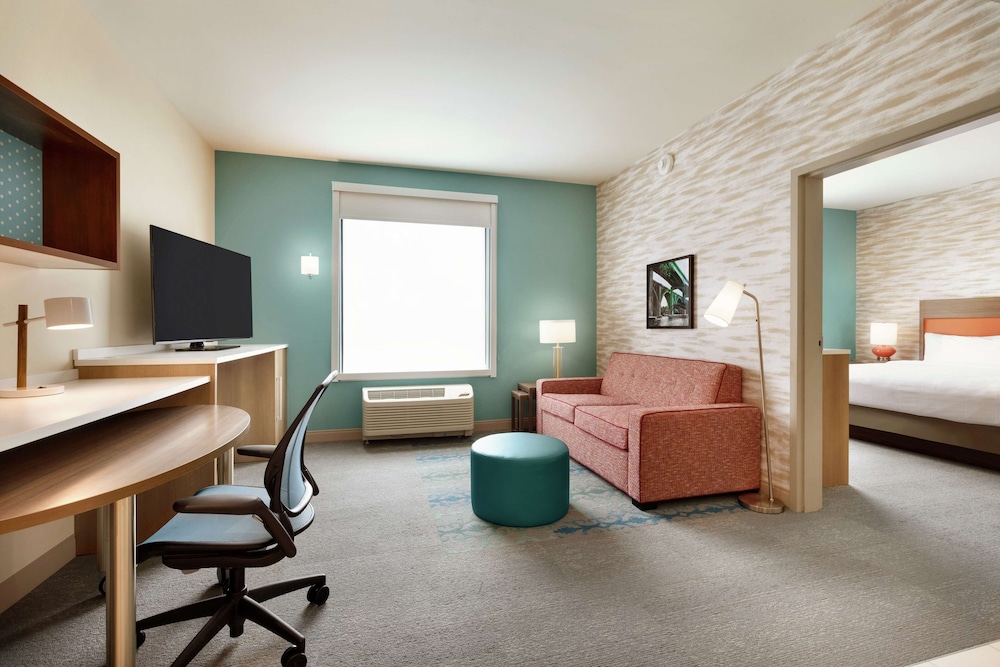 Suite, 1 King Bed, Accessible, Bathtub - Photo 1
