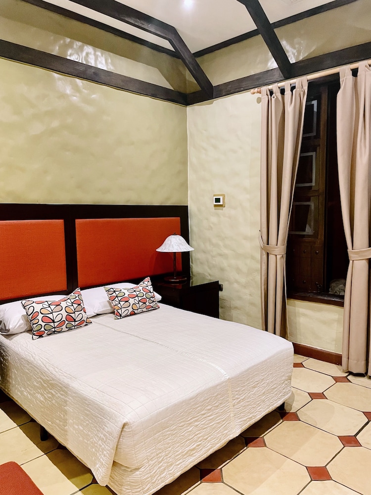 Deluxe Room, 1 Queen Bed photo 1