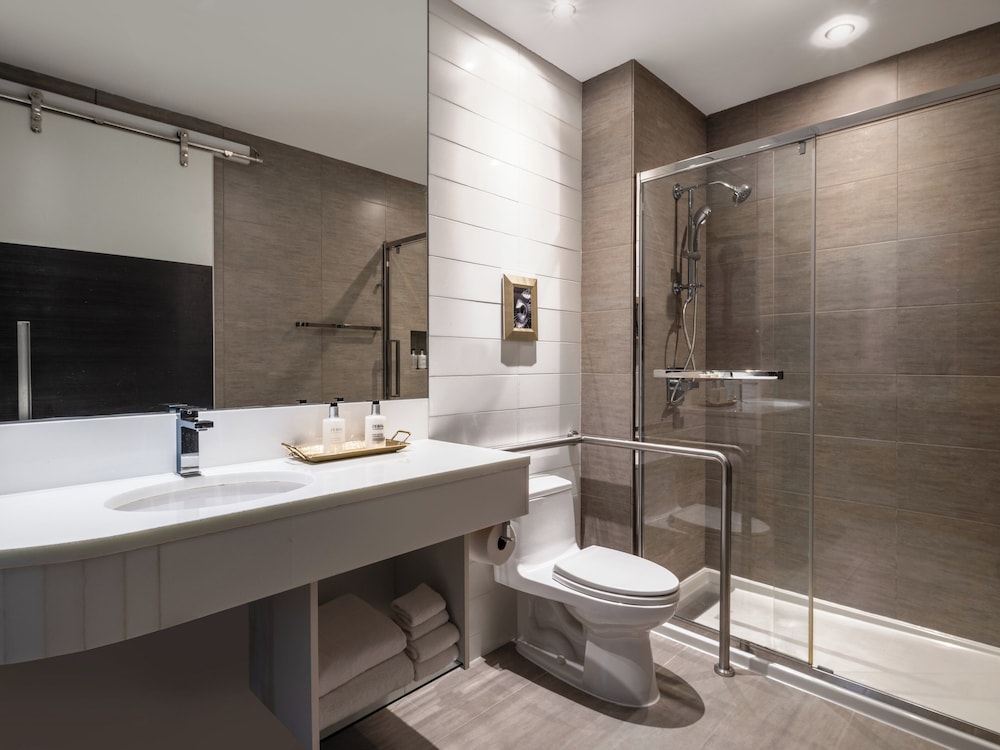 Grand Room, 1 King Bed, Transfer Shower (Mobility) - Photo 7