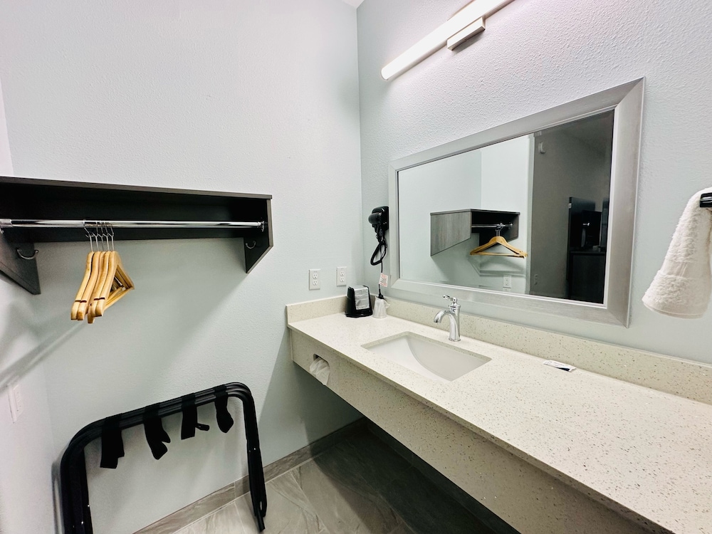 Double Room, 2 Queen Beds, Smoking, Ground Floor photo 3