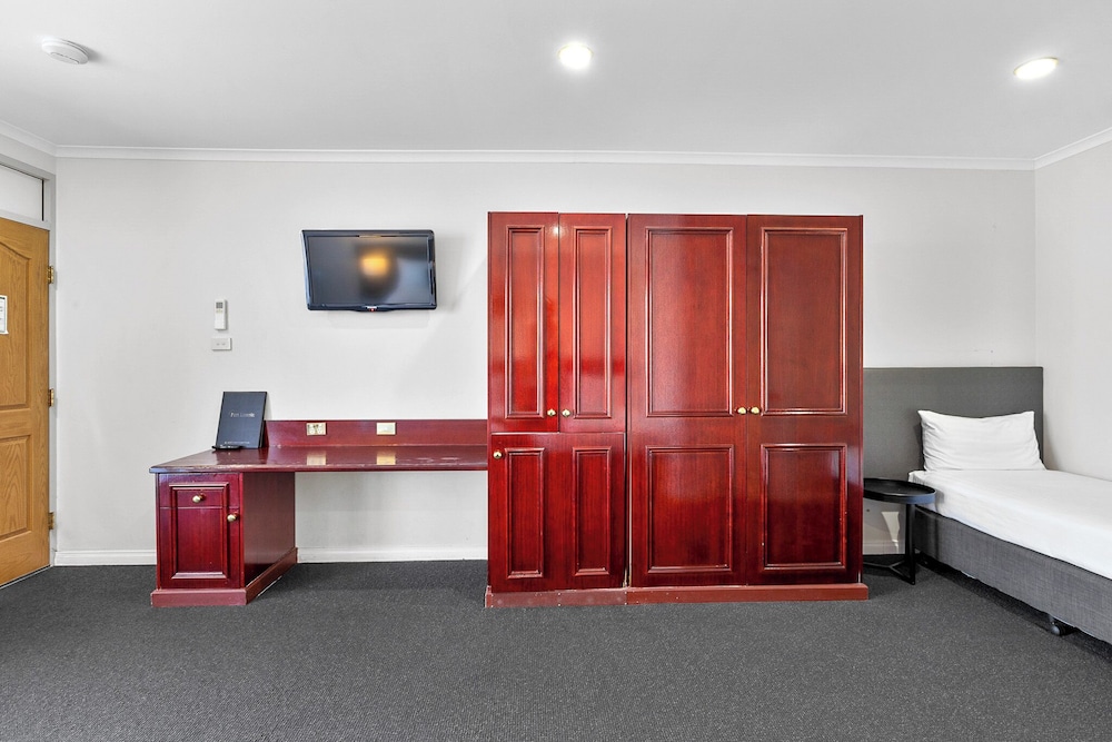 Superior Room, Multiple Beds, Non Smoking (Larger Room) photo 3