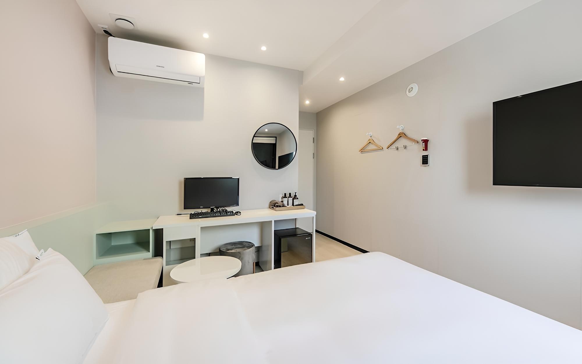 Room (Premium (Non-smoking)(OTT)) - Photo 10