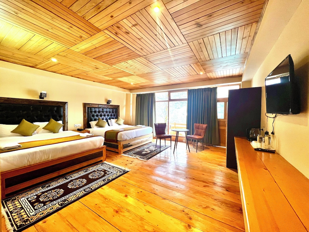 Club Quadruple Room, Balcony, Mountain View