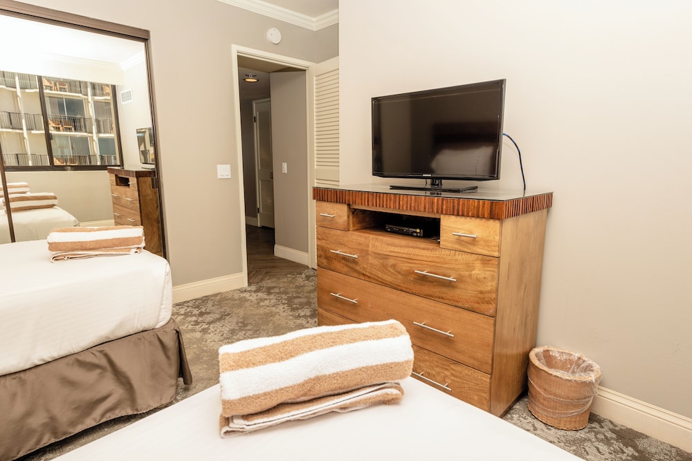 Aston Waikiki Beach Tower: Deluxe Condo, Lanai, Ocean View photo