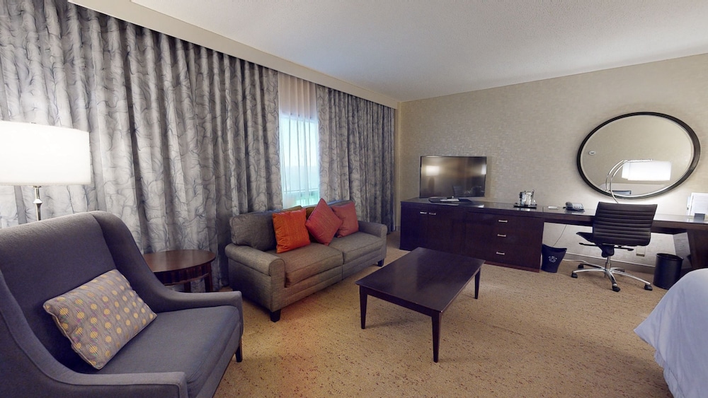 Junior Suite, 1 King Bed, Bathtub (Mobility/Hearing Accessible, Tub) photo 1