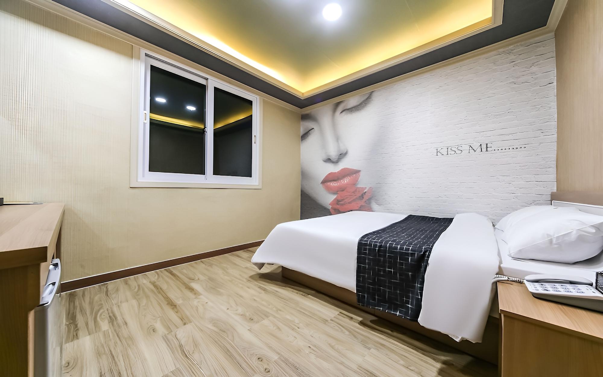 Room (Standard Room) - Photo 4