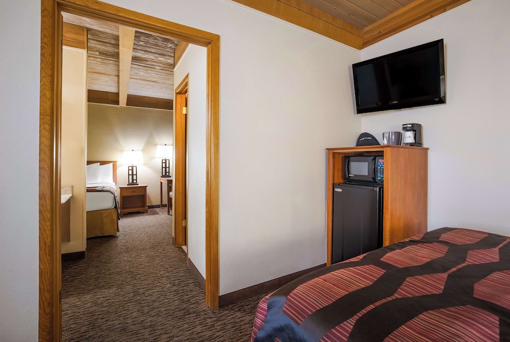 Family Suite, Multiple Beds, Non Smoking, Refrigerator & Microwave photo 1