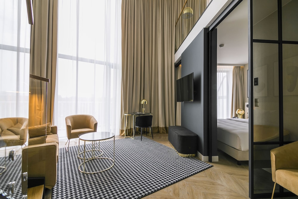 Presidential Suite, Balcony thumbnail 6