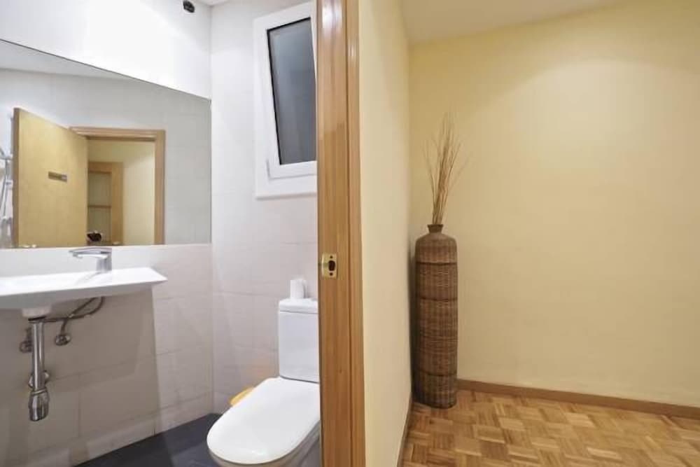 Single Room, Shared Bathroom photo 3