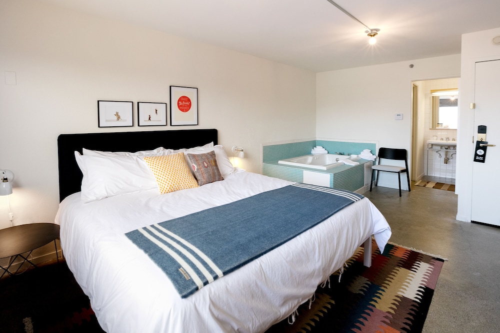Deluxe Room, 1 King Bed, Jetted Tub photo 2