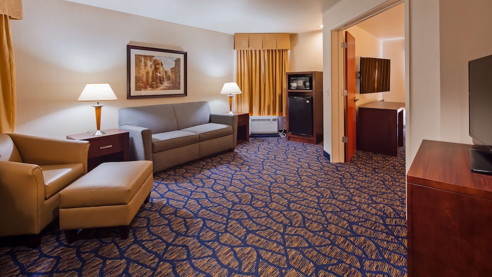 Suite, 1 King Bed, Non Smoking - Photo 4