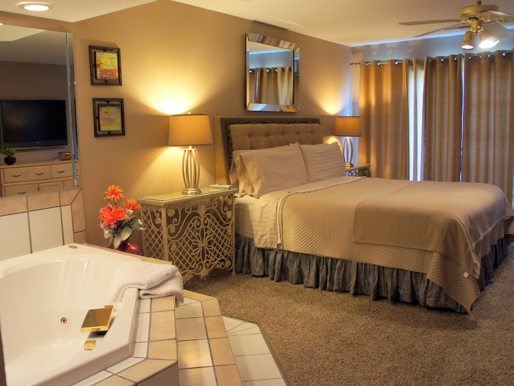 Romantic Condo, 1 King Bed, Jetted Tub (No Stairs) photo 1