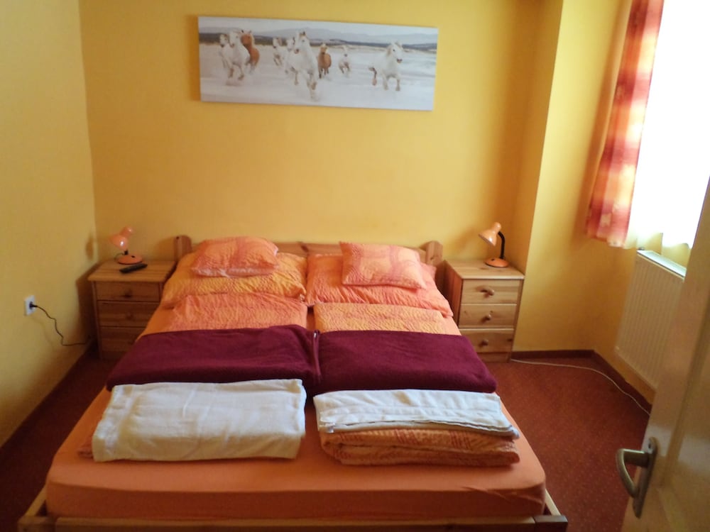 Basic Room, 1 Queen Bed, Non Smoking photo 2