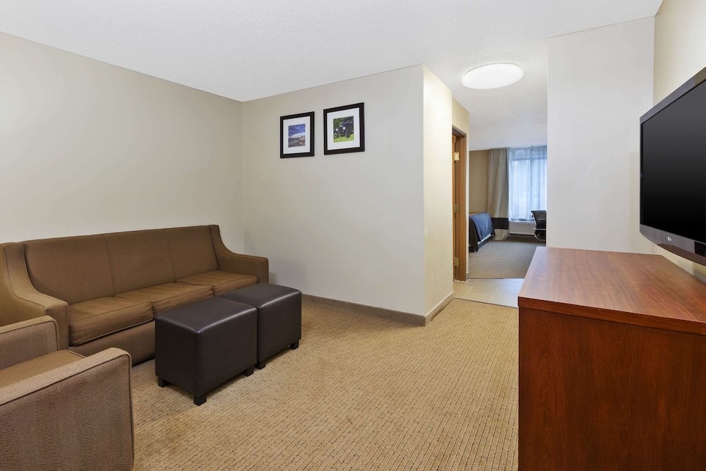 Suite, 1 King Bed with Sofa bed, Non Smoking - Photo 2